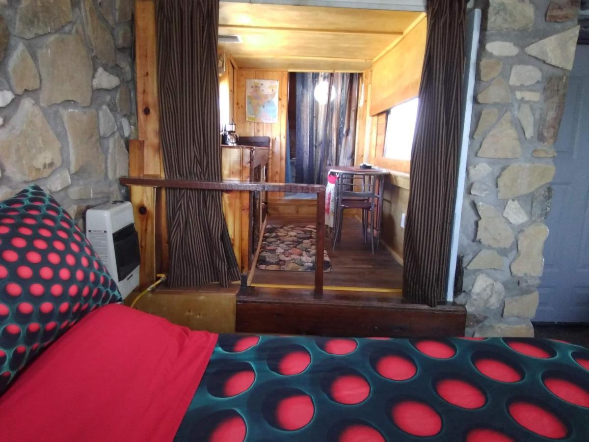 La Loma Del Chivo Llc Stone Cottage Alternative Building Marathon Eksteriør billede