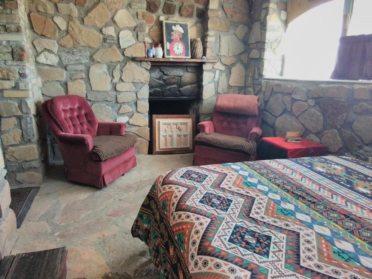 La Loma Del Chivo Llc Stone Cottage Alternative Building Marathon Eksteriør billede
